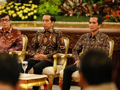 Presiden Joko Widodo (tengah) hadir dalam acara peringatan Hari Hak Asasi Manusia (HAM) di Istana Negara, Jakarta, Jumat (11/12). Dalam kesempatan itu, hadir pegiat HAM, pemerintah daerah, serta sejumlah jajaran kabinet kerja (Liputan6.com/Faizal Fanani)