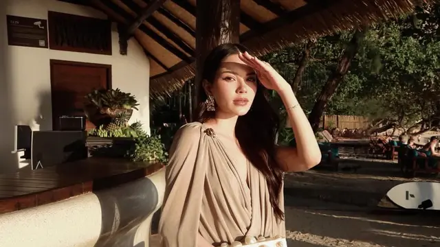 Pesona Bumil Stylish Alyssa Daguise Saat Babymoon di Thailand dengan Mini Dress dan Sandal Hermes Rp13jutaan