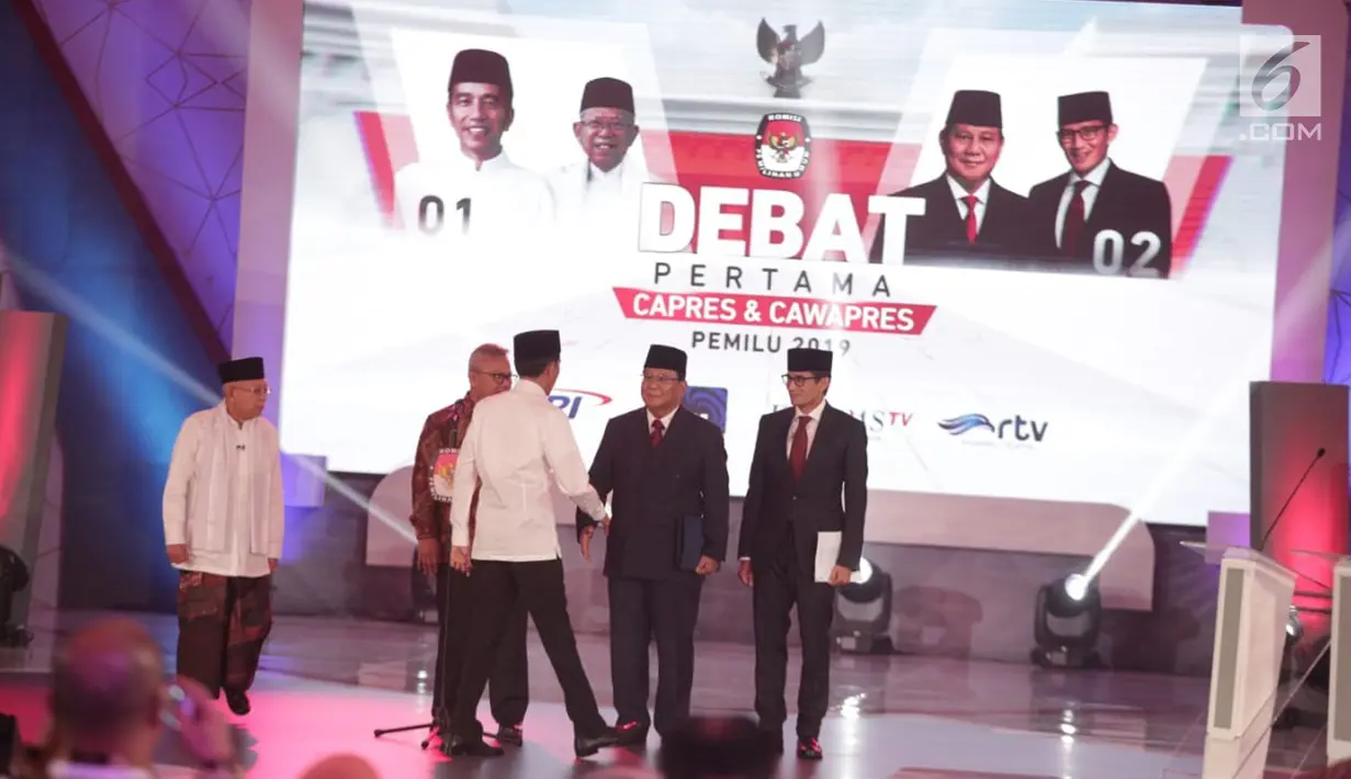 Capres nomor urut 01 Joko Widodo bersalaman dengan Capres nomor urut 02 Prabowo Subianto saat Debat Perdana Capres 2019 di Gedung Bidakara, Pancoran, Jakarta Selatan, Kamis (17/1). (Liputan6.com/Faizal Fanani)