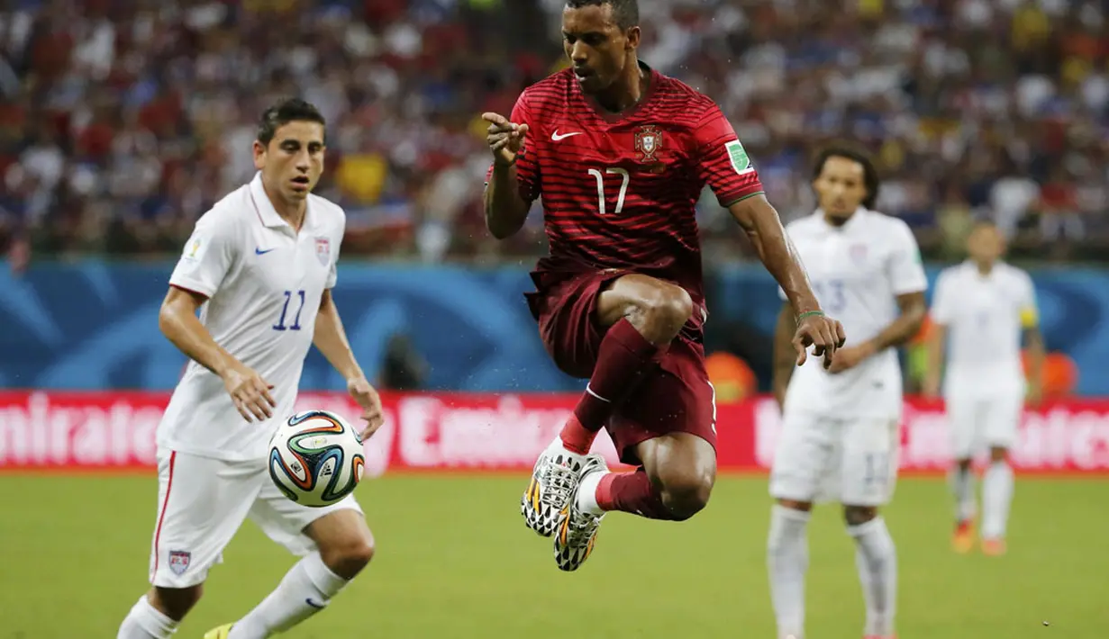 Aksi pemain depan Portugal, Nani (tengah) saat melompat mengontrol bola di samping gelandang AS, Alejandro Bedoya di penyisihan Piala Dunia 2014 Grup G di Stadion Amazonia, Manaus, Brasil, (23/6/2014). (REUTERS/Jorge Silva)