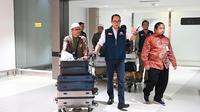 Direktur Pelindungan WNI Kemlu RI Judha Nugraha bersama dengan para WNI yang tiba di tanah air pada Kamis (22/5/2025), setelah dievakuasi dari Yaman menyusul situasi konflik. (Dok. Infomed Kemlu RI)