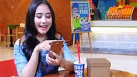 Di sela-sela break syuting, Prilly menyempatkan waktu memanjakan diri lewat Galaxy Gift Indonesia untuk bisa makan es krim kesukaannya.