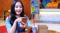 Hmm... Enaknya Makan Es Krim Spesial Bareng Prilly Latuconsina