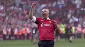 Pelatih Liverpool, Arne Slot melakukan selebrasi setelah timnya dipastikan menyabet gelar juara Liga Inggris 2024/2025 setelah mengalahkan Tottenham Hotspur di Anfield, Liverpool, Inggris, Minggu (27/04/2025). (AP Photo/Jon Super)