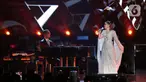 Penyanyi Rossa saat menghibur para penggemarnya di Senayan, Jakarta, Jumat (27/5/2022). Dalam konser bertajuk Rossa 25 Shining Years Concert yang menjadi penanda 25 tahun kariernya dalam industri musik ini Rossa membawakan 27 lagu. (Liputan6.com/Angga Yuniar)