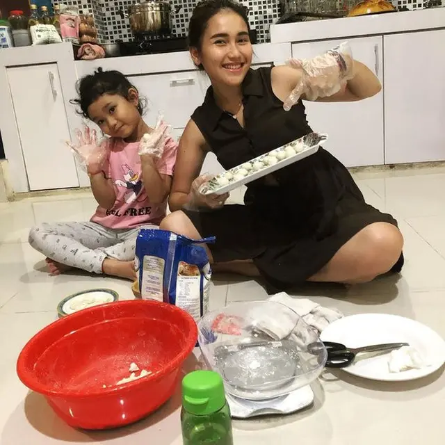 Potret Ayu Ting Ting di Saat Memasak