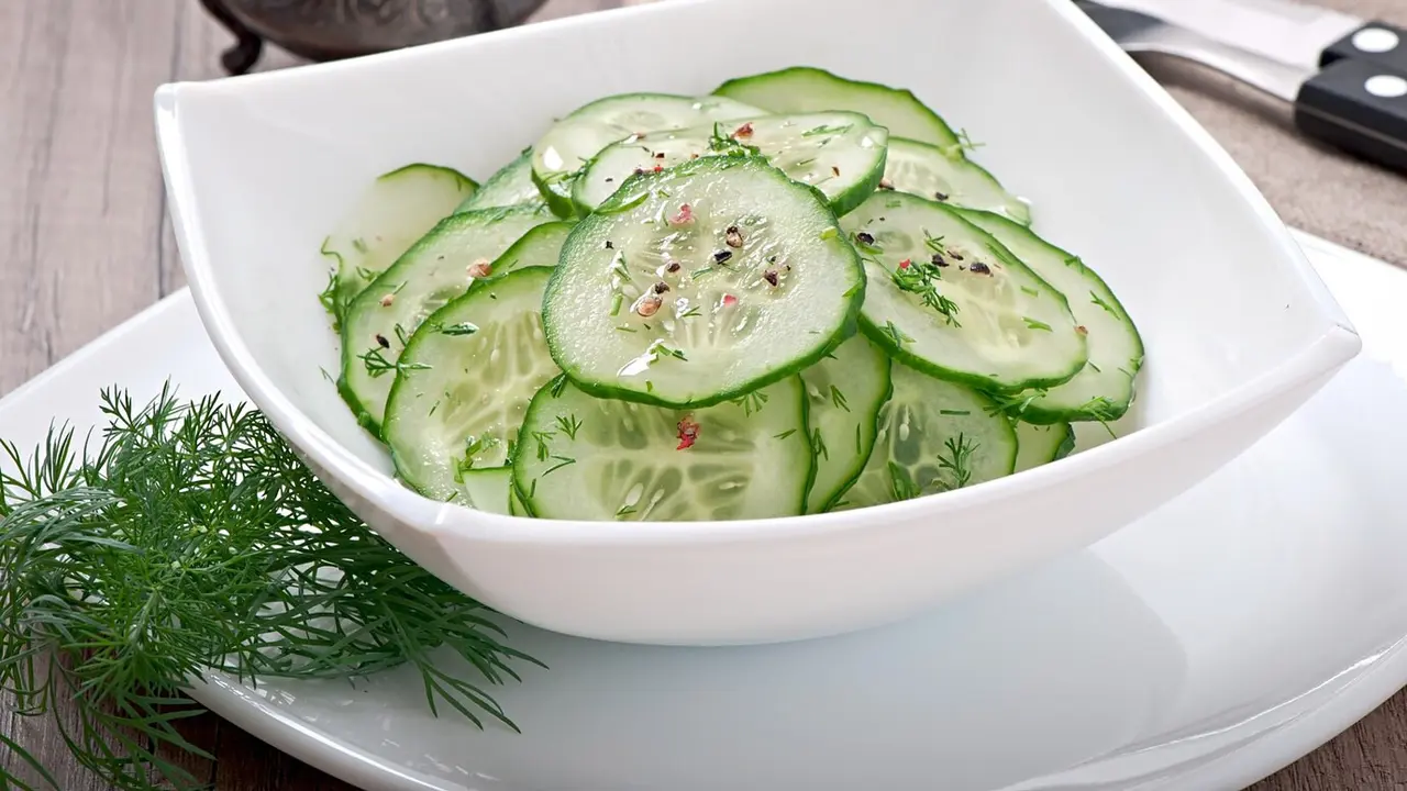 Ilustrasi salad mentimun/freepik.com/timolina