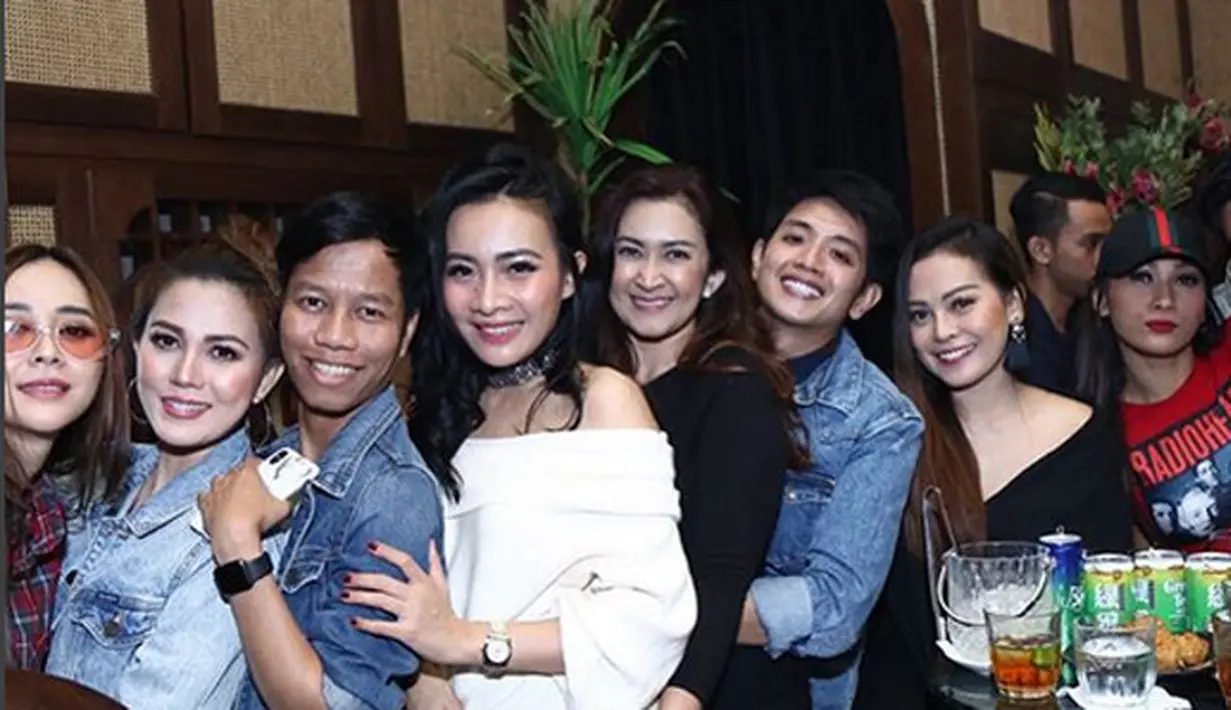 "Pesta 90an telah selesai, Terima kasih semua orang yang hadir." Tulisnya sebagai keterangan foto dengan bahasa Inggris yang diunggah pada 27 Februari. (Instagram/aurakasih)