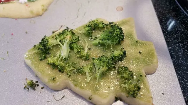 6 Potret Ekspektasi Vs Realita Kue Pohon Natal Bikin Elus Dada, Jadi Malas Makan