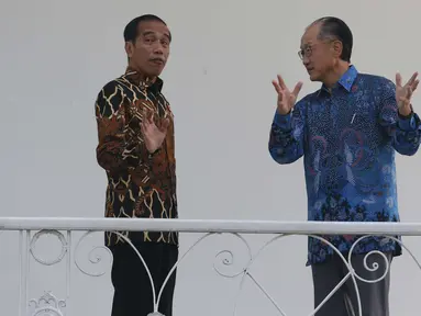 Presiden Joko Widodo (Jokowi) dan Presiden Bank Dunia Jim Yong Kim berbincang santai saat kunjungan kehormatan di beranda Istana Kepresidenan Bogor, Rabu (4/7). Pertemuan membahas persiapan Annual Meeting IMF-World Bank di Bali (Liputan6.com/Angga Yuniar)