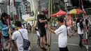Sejumlah orang mencoba bermain Egrang saat demo ragam olahraga rekreasi TAFISA Games 2016 di kawasan Car Free Day Thamrin, Jakarta, Minggu (25/9). Kegiatan itu mengajak masyarakat untuk kembali mengenal permainan tradisional. (Liputan6.com/Faizal Fanani)