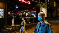 Aparat kepolisian dikerahkan untuk berpatroli di kawasan hiburan malam Lan Kwai Fong, Hong Kong, (5/5/2020). Pemimpin Hong Kong, Carrie Lam memerintahkan penutupan sementara terhadap semua bar dan pub sebagai upaya menghentikan penyebaran virus corona Covid-19. (AFP/May James)