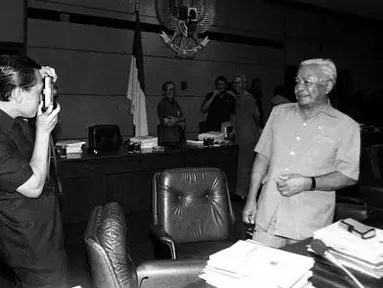 Dokumentasi tentang Menko Polkam Sudomo (kanan) saat dipotret Menteri Penerangan Harmoko sebelum berlangsungnya Sidang Kabinet Terbatas Bidang Ekuin di Bina Graha, Jakarta Rabu (4 Oktober 1989). (Antara)