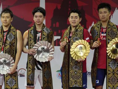 Pasangan ganda putra Indonesia Kevin Sanjaya/Marcus Gideon harus puas menjadi runner up BWF World Tour Finals 2021 setelah kalah dari Takuro Hoki/Yugo Kobayashi. (AP Photo/Dita Alangkara)