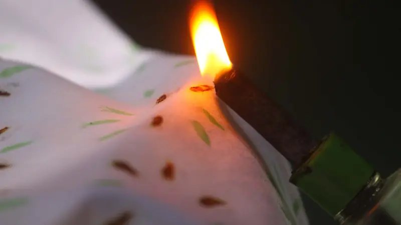 Berbeda dari batik biasa, batik buatan Lugi menggunakan media api. (Liputan6.com/Dhita Koesno)