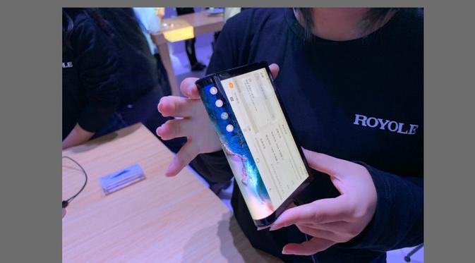 Penampakan FlexPai, smartphone layar lipat pertama di dunia, saat sedang dilipat. (Foto: GSM Arena)
