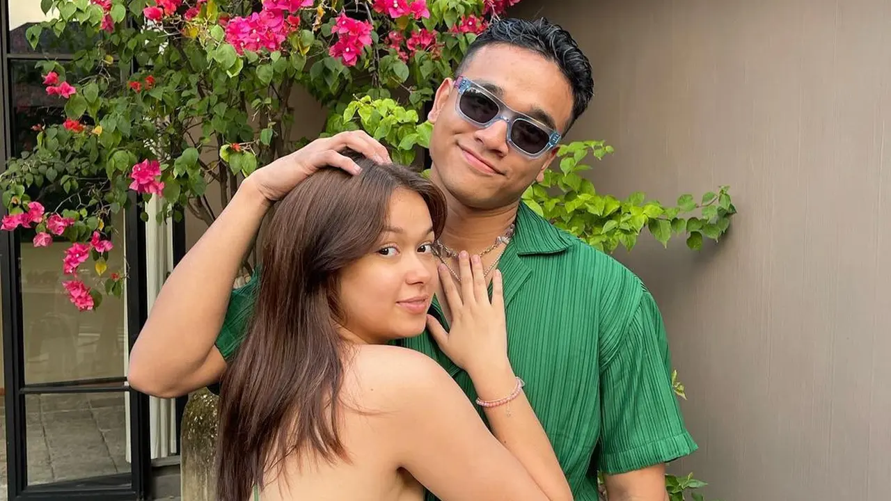 Gaya pacaran Rebecca Klopper dan Fadly Faisal dinilai terlalu mesra