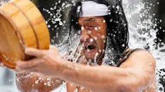 Seorang jemaat yang setengah telanjang menyiram dirinya dengan air dingin saat ritual ketahanan dingin di Kuil Shinto Kanda Myojin, Tokyo, Jepang, Sabtu (14/1/2023). Dalam ritual yang berlangsung selama dua hari dan menjadi bagian dari festival Shinto itu peserta menuangkan air dingin ke tubuh karena diyakini dapat menyucikan jiwa mereka. (AP Photo/Hiro Komae)