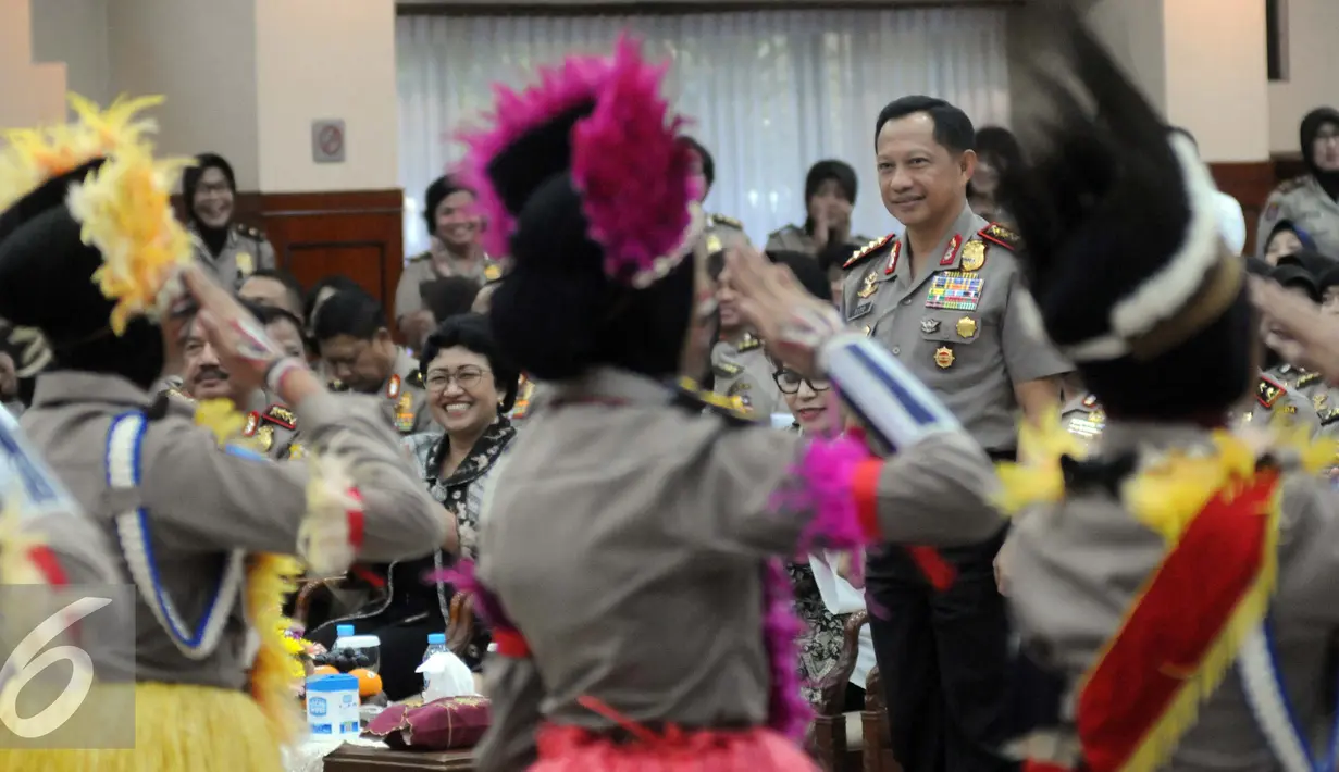 Kapolri Jenderal Pol Tito Karnavian melihat penampilan tari maumere asal papua yang di bawakan oleh Polisi Cilik saat menghadiri hari Jadi polisi Wanita (Polwan) ke-68 di Mabes Polri, Jakarta, Kamis (1/9). (Liputan6.com/Helmi Afandi)