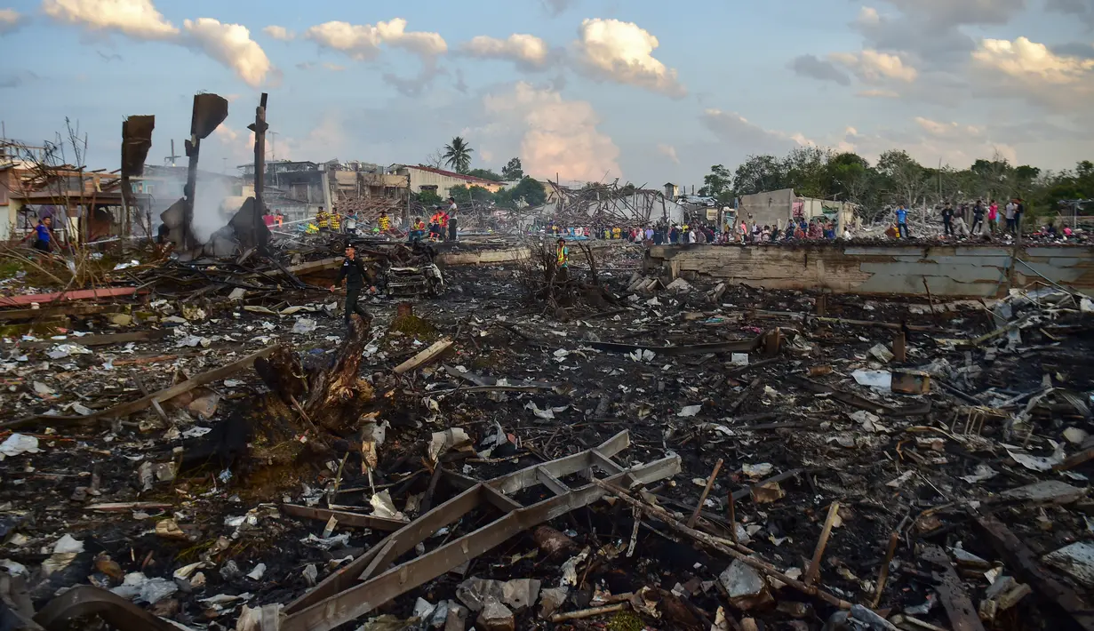 Rekaman di media lokal menunjukkan gumpalan besar asap membumbung tinggi ke udara dan banyak toko, rumah dan kendaraan rusak parah akibat kekuatan ledakan, beberapa terbakar dan banyak yang atapnya terlepas. (Madare TOHLALA / AFP)
