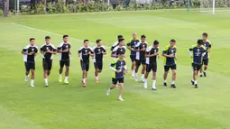 Para pemain Timnas Indonesia melakukan jogging saat mengikuti sesi latihan di Lapangan A, Kompleks Gelora Bung Karno, Senayan, Jakarta, Sabtu (31/8/2024) sebagai persiapan jelang menghadapi Arab Saudi pada putaran ketiga kualifikasi Piala Dunia 2026 zona Asia. (Bola.com/Abdul Aziz)