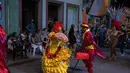 Penari Candombe tampil dalam parade karnaval "Las llamadas" di Montevideo, Uruguay, Kamis (10/2/2022). Parade karnaval "Las llamadas" adalah festival candombe populer yang diadakan setiap tahun di Montevideo pada bulan Februari. (AP Photo/Matilde Campodonico)