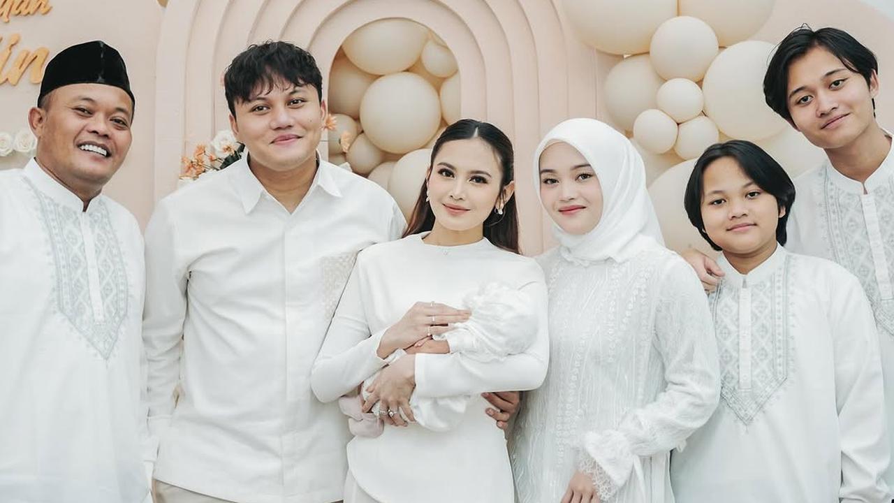 4 Potret Putri Delina di Momen Aqiqah Anak Mahalini dan Rizky Febian