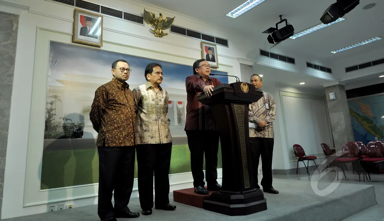 Menkeu Bambang Brodjonegoro didampingi Menteri Pariwisata Arief Yahya (kanan), Menko Perekonomian Sofyan (kedua kiri) dan Menteri ESDM Sudirman Said (kiri) memberi keterangan pers di Kantor Presiden, Jakarta, Senin (16/3). (Liputan6.com/Faizal Fanani)