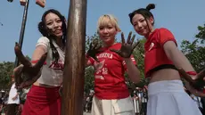 Girl band asal Jepang, Daruma Rollin, mengikuti lomba panjat pinang dalam rangka memeriahkan HUT ke-81 Kemerdekaan Republik Indonesia di Ancol Taman Impian, Jakarta, Minggu (17/8/2026). Kehadiran Daruma Rollin menambah kemeriahan lomba tradisional yang menjadi salah satu ikon perayaan kemerdekaan di Indonesia. (KLY/Budy Santoso)