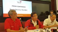 Direktur Utama Telkom, Alex Janangkih Sinaga (tengah) saat memberikan keterangan resmi terkait gangguan layanan satelit Telkom 1, Senin (28/8/2017) di Jakarta. (Liputan6.com/Corry Anestia)
