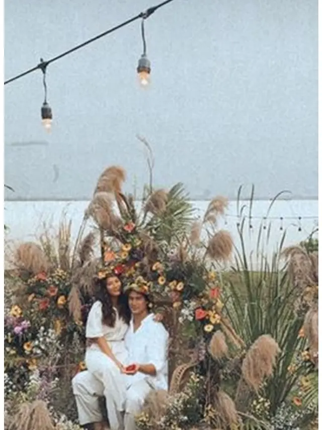 7 Potret Pesta Pernikahan Tara Basro dan Daniel Adnan, Bak Film Midsommar