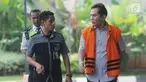 Bupati Hulu Sungai Tengah (nonaktif) Abdul Latif dikawal petugas untuk pemeriksaan di gedung KPK, Rabu (2/5). Abdul Latif diperiksa untuk melengkapi berkas kasus suap pembangunan RSUD Damanhuri Barabai, Kalimantan Selatan. (Merdeka.com/Dwi Narwoko)