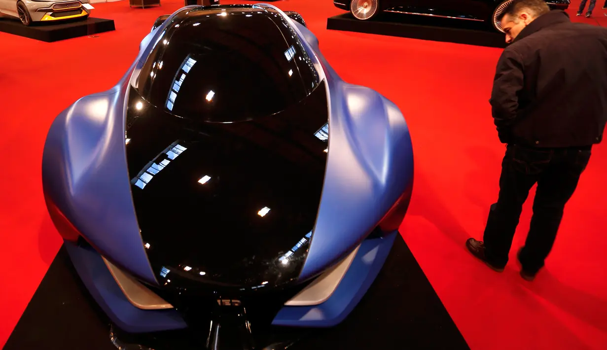 Seorang pengunjung melihat mobil konsep " IED Syrma Concept " Miglia di Essen Motor Show, Jerman, Jumat (27/11).(REUTERS/Ina Fassbender)