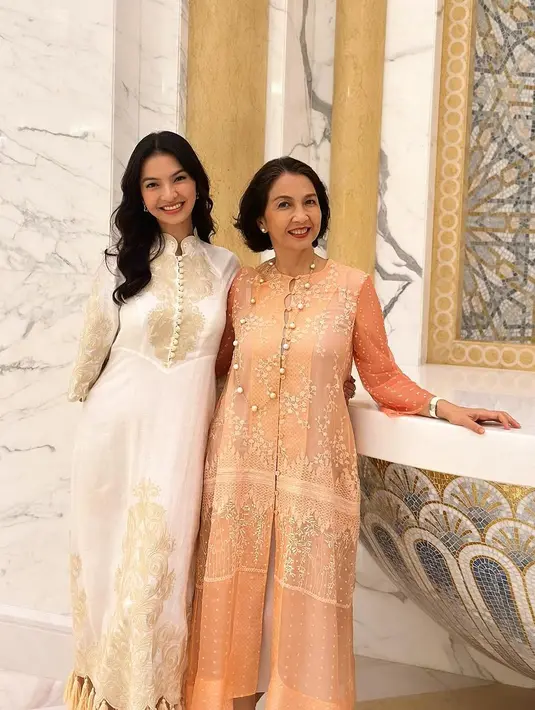 Begini tampilan kompak Raline Shah dan sang mama kenakan modest wear dalam unggahan spesial Hari Ibu. [@ralineshah]