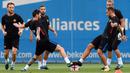 Lionel Messi (2kiri) berebut bola dengan Jordi Alba pada sesi latihan  di Sports Center FC Barcelona Joan Gamper, Sant Joan Despi (15/8/2017). Barcelona akan melawan Real Madrid pada leg kedua Piala Super Spanyol. (AFP/Lluis Gene)