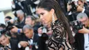 Kendall Jenner menjadi sorotan dunia ketika dirinya tampil cantik dan mencuri perhatian para awak media di karpet merah Festival Film Cannes. (AFP/Bintang.com)