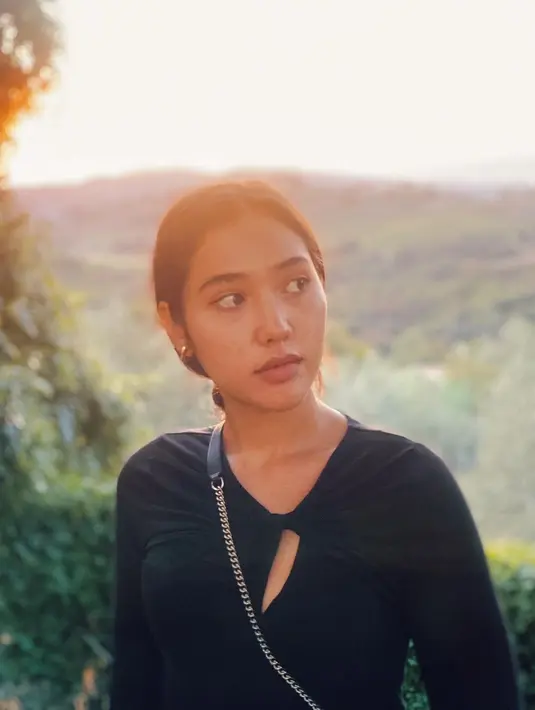 <p>Karena sang ibu adalah pendiri Ubud Writers &amp; Readers Festival, Laksmi Shari pun aktif dalam kegiatan literasi. Foto: Instagram.</p>