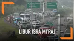 Libur Isra Mi'raj kawasan Puncak Jawa Barat macet total. Polresta Bogor memberlakukan sistem buka tutup kendaraan menuju kawasan tersebut. Kemacetan mulai dirasakan di pintu keluar tol Ciawi.