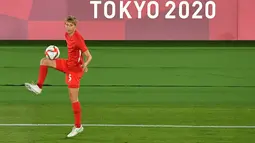 Gelandang Kanada Quinn melakukan pemanasan sebelum laga sepak bola terakhir putri Olimpiade Tokyo 2020 melawan Swedia di Stadion Internasional Yokohama di Yokohama pada 6 Agustus 2021. Quinn jadi atlet transgender pertama yang memenangkan medali Olimpiade. (TIZIANA FABI/AFP)
