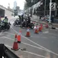 Polisi menutup akses menuju Gedung DPR RI di Jalan Gatot Subroto, Jakarta, Kamis (26/9/2019). Polisi menutup jalan mulai dari simpang Gerbang Pemuda guna mengantisipasi adanya aksi unjuk rasa susulan. (merdeka.com/Iqbal S Nugoroho)