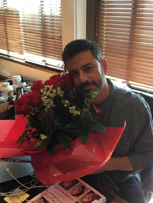 Kendati demikian, dalam sebuah video yang beredar, Jimmy Kimmel terlihat baik-baik saja. (instagram/jimmykimmel)