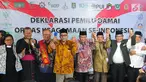 Ketua Umum Lembaga Persahabatan Ormas Islam (LPOI) Said Aqil Siradj (empat kanan) bersama sejumlah tokoh agama deklarasi Pemilu Damai di Jakarta, Jumat (22/3). LPOI menggelar deklarasi Pemilu Damai bersama 25 ormas keagamaan. (Liputan6.com/Angga Yuniar)