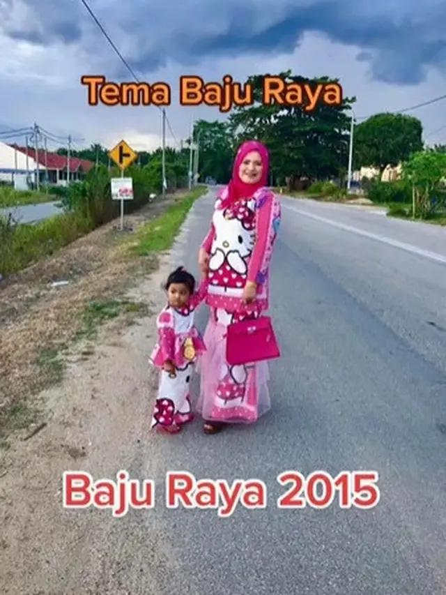 Unik Banget, Keluarga Ini Pakai Baju Lebaran Bertema Hello Kitty Tiap Tahun