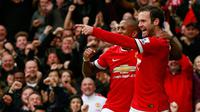 Gelandang Manchester United, Juan Mata (kiri) merayakan selebrasi bersama Ashley Young usai  mencetak gol saat Laga Liga Premier Inggris di Old Trafford, Minggu (12/4/2015). Manchester United menang 4-2 atas City. (Reuters/Jason Cairnduff)