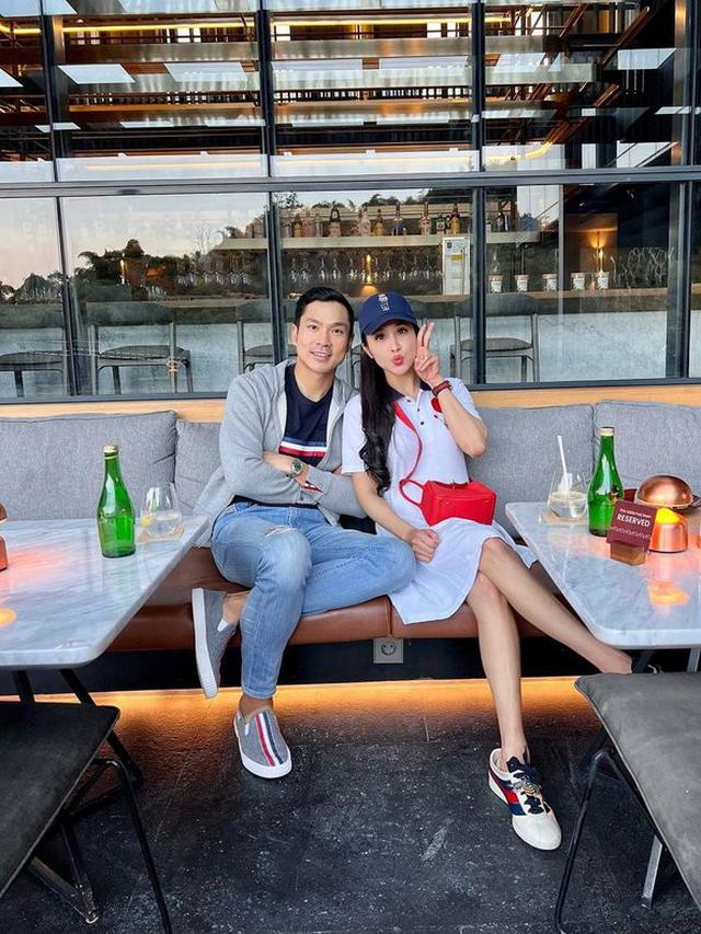 Usai Liburan Keluarga, Ini 7 Momen Sandra Dewi Kencan Bareng Suami di Singapura