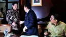 Ketua DPR RI, Setya Novanto (tengah) bersama wakilnya Fadli Zon (kanan) saat menyambut Ketua KPU, Husni Kamil Manik di Gedung Nusantara III Kompleks Parlemen, Senayan, Jakarta, Senin (4/5/2015). (Liputan6.com/Andrian M Tunay)