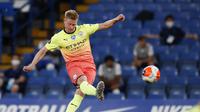 Gelandang Manchester City, Kevin De Bruyne mencetak gol dari tendangan bebas pada pertandingan Liga Inggris melawan Chelsea di Stamford Bridge, di London, Inggris, Kamis (25/6/2020). (Paul Childs/Pool Photo via AP, file)