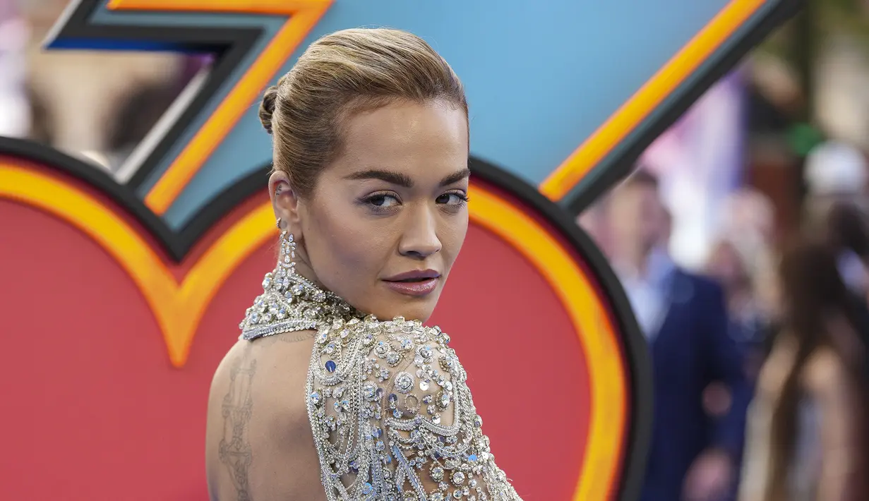 <p>Rita Ora berpose untuk fotografer setibanya di pemutaran film 'Thor: Love and Thunder di London (5/7/2022). Penyanyi dan aktris asal Inggris ini tampil memukau dengan gaun dari Elie Saab Couture. (AP Photo/Scott Garfitt)</p>