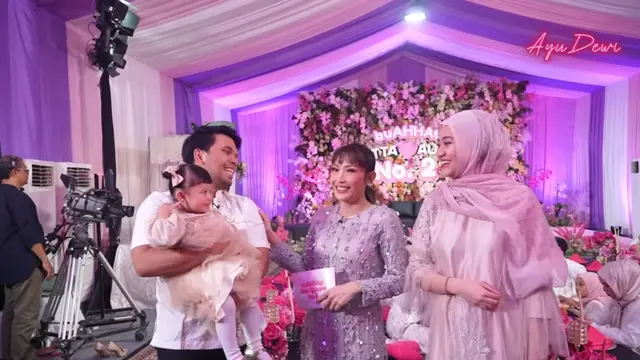 Potret Thariq Halilintar dan Aaliyah Massaid bersama dalam acara akikah Baby Azura (Sumber: Youtube/Ayu Dewi)