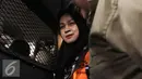 Evy Susanti usai diperiksa KPK, Jakarta, Rabu (5/8/2105). Gatot dan Evy menjalani pemeriksaan perdana usai menjadi tahanan KPK sebagai saksi untuk tersangka OC Kaligis dalam kasus suap hakim PTUN Medan. (Liputan6.com/Helmi Afandi)
